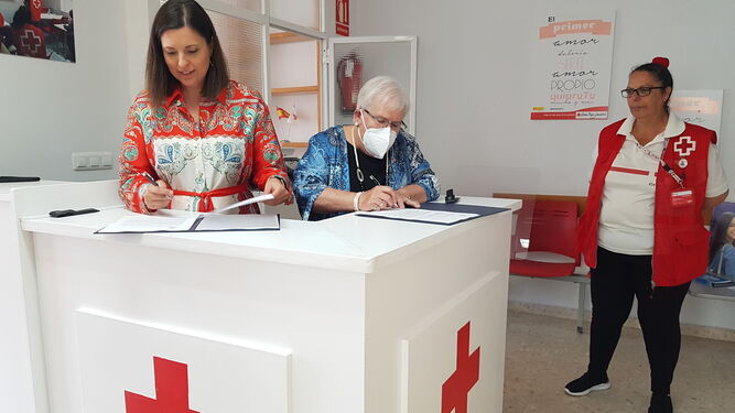Firma del acuerdo del Ayuntamiento con la Cruz Roja, en su nueva sede de la Casa Colorá.