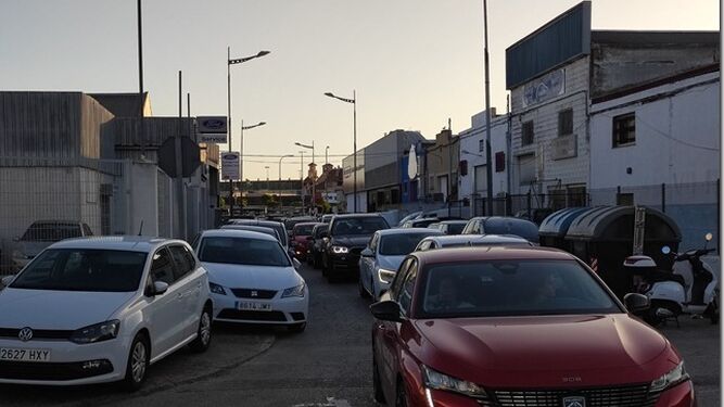 Vehículos aparcados y circulación densa en las calles del polígono de Fadricas.