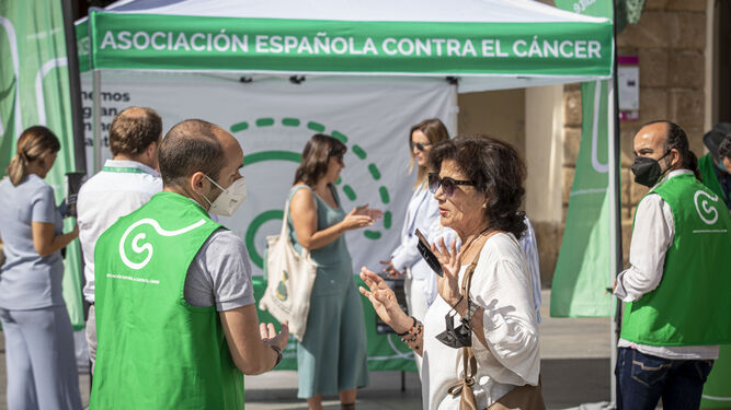 Carpa de la Asociación contra el Cáncer para recoger firmas por una playa libre de humos en Cádiz.