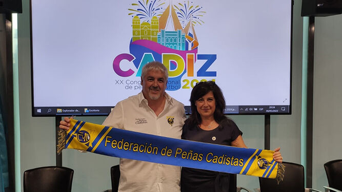 Juan Antonio García 'Papi' posa orgulloso con la bufanda de la FPC.