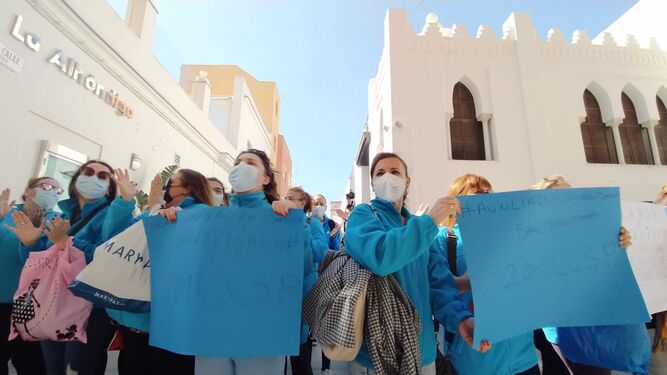Protesta de las trabajadoras de ayuda a domicilio de San Fernando, ante las puertas traseras del Ayuntamiento.