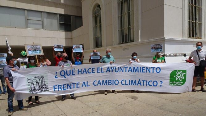 Ecologistas en Acción, durante su acción frente  al Ayuntamiento con motivo del Día Mundial del Medio Ambiente en 2021.