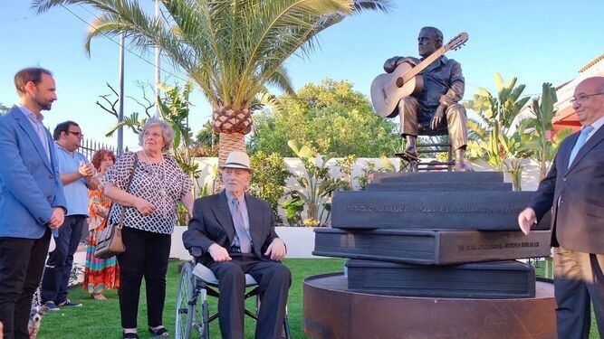 Un momento de la inauguración de la escultura dedicada a Manolo Sanlúcar en presencia del genial guitarrista y compositor sanluqueño.