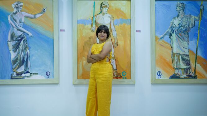 Daniela Martínez, la pintora de 9 años que ha asombrado con su primera exposición, delante de algunas de sus obras.