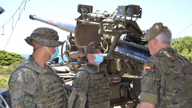 Sargentos alumnos de la Academia de Artillería realizan prácticas de tiro de costa en el RACTA-4.