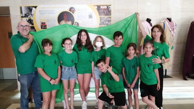 Profesores y alumnos del colegio San Ignacio con su bandera verde de ecoescuela.