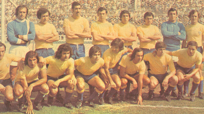 Los 16 convocados para el partido del ascenso del Cádiz en 1977.