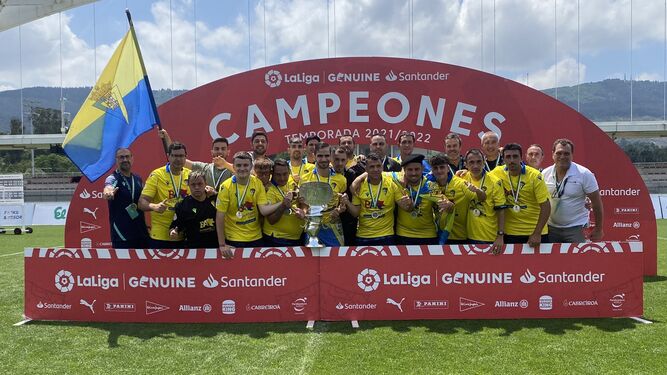Los integrantes del Cádiz CF Genuine con el trofeo de campeón.