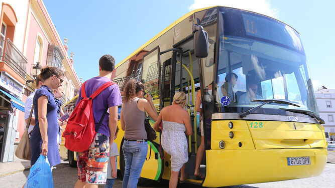 Chiclaneros suben a un autobús urbano en la Plaza de Andalucía, en una imagen de archivo.