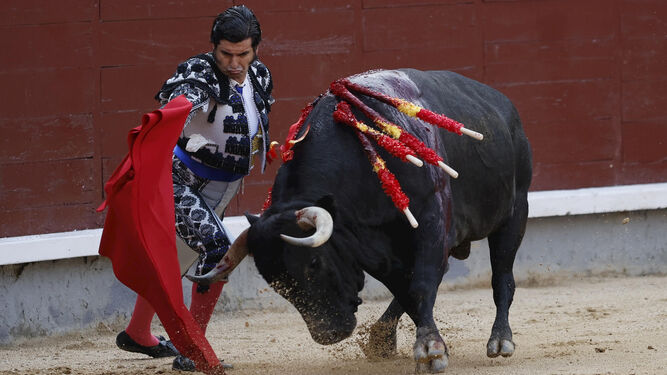 Morante  de la Puebla da un pase a su primer toro durante el festejo taurino de San Isidro.