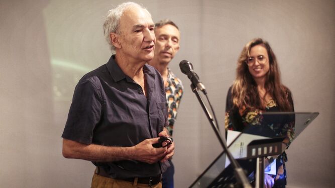 Javier Fernández Reina (izquierda) presenta el documental en el ECCO junto a José Antonio Fernández y la concejala Lola Cazalilla.