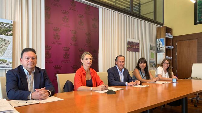 El alcalde preside el acto de firma del convenio entre la empresa municipal Emsisa, la Asociación Arrabal y Banco de Alimentos de Cádiz.