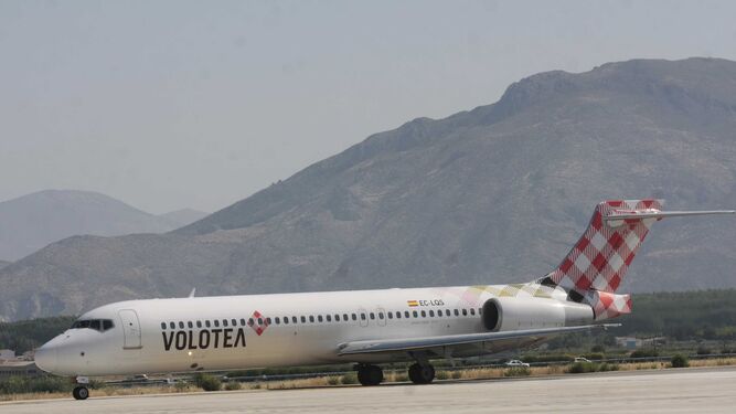 Un avión de Volotea en el aeropuerto de Granada, en una imagen de archivo.