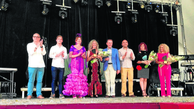 Premiadas en la última edición junto a representantes municipales y el alcalde de Chiclana.