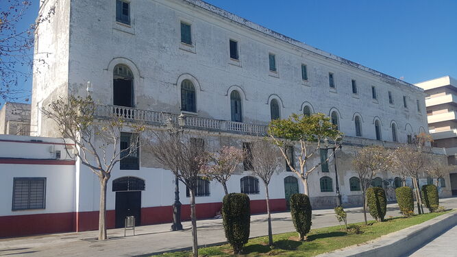 La fachada posterior del antiguo Hospital de San Juan de Dios, vista desde el Paseo de la Bajamar.