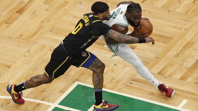 Jaylen Brown, destacado en el triunfo de los Celtics, entra a canasta.