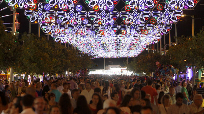 Una de las calles de la Feria de Chiclana luce totalmente abarrotada.