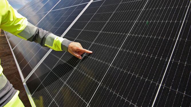 Unos paneles fotovoltaicos en una planta en construcción en Jerez.