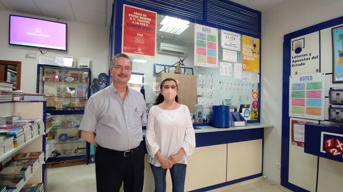 Francisco Javier Domínguez y María Dolores Pina, en el despacho receptor de la avenida Manuel de Falla que ha dado el primer premio de la Lotería Nacional.