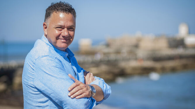 El candidato de Por Andalucía, Juan Antonio Delgado , en la playa de La Caleta de Cádiz.