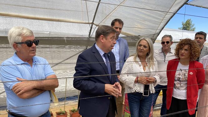 El Ministro de Agricultura en una visita a la provincia de Huelva