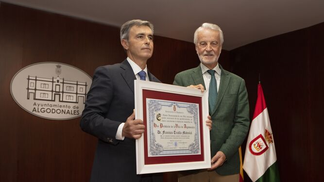 El alcalde Ángel Acuña entrega el título al reconocido doctor Francisco Trujillo