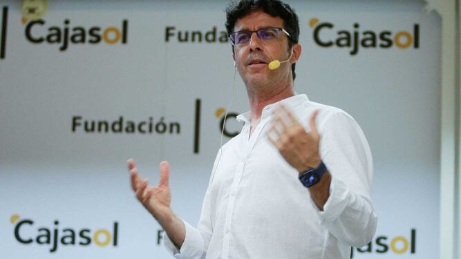 Morenatti  durante la conferencia en la Fundación Cajasol.