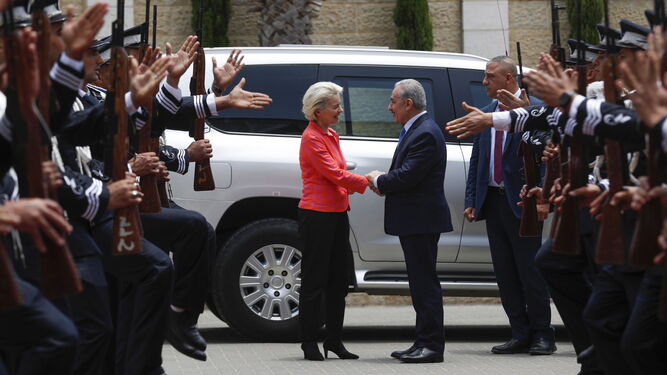 La presidenta de la Comisión Europea, Ursula von der Leyen, es recibida por el primer ministro palestino, Mohamed Stayeh, en Ramala.