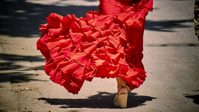 Una mujer con traje de flamenca en la Feria de El Puerto 2022.
