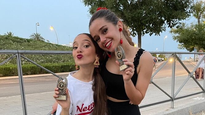 Las isleñas Daniela Muñoz y Ana Fontao, primeros premios solistas en el Salón Nacional de Danza y Moda de Sevilla.