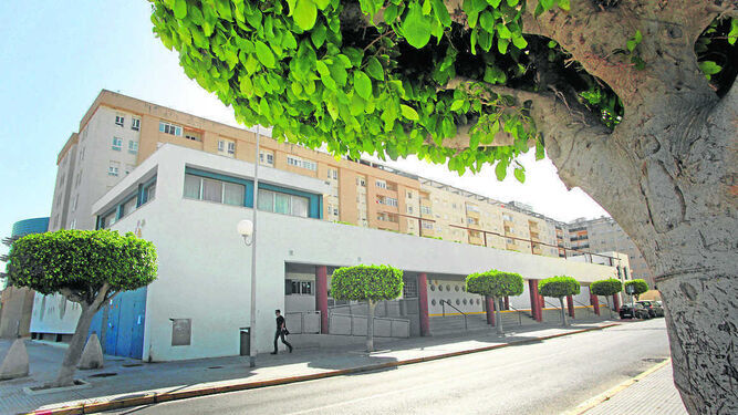 Edificio donde se encuentra la sede del barrio de Astilleros.