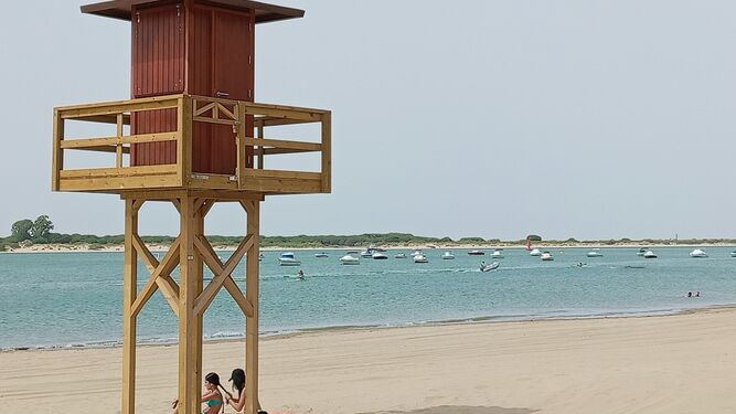 Una de las cuatro nuevas torretas de vigilancia de la playa urbana de la Sanlúcar este miércoles por la tarde.