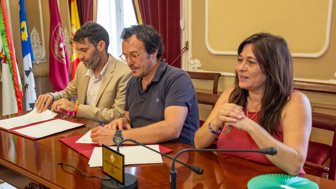 El alcalde de cádiz, José María González, y el director de Save the Children Andalucía, Javier Cuenca, firman el convenio de colaboración.