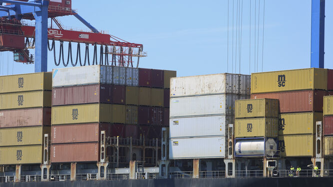 Barco de contenedores en el Puerto Málaga