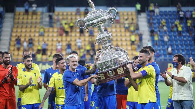 Los jugadores del Cádiz levantan la gran copa del Trofeo el pasado verano.