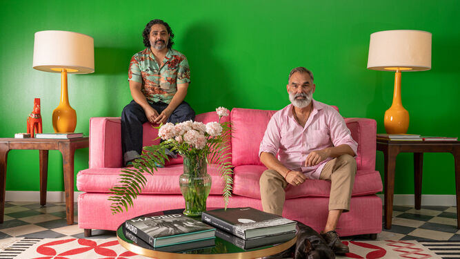 El artista mexicano Sergio López y el chef sueco Peter Norman, sentados en un sofá del diseñador austro-sueco  Josef  Frank