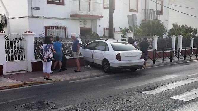 Vehículo accidentado en la calle General Pujales de San Fernando.