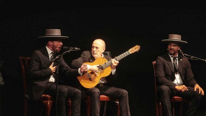 David Palomar, Rafael Rodríguez y Jesús Méndez, como los hijos del Mellizo y el guitarrista El Pollo, el sábado en el Gran Teatro Falla.