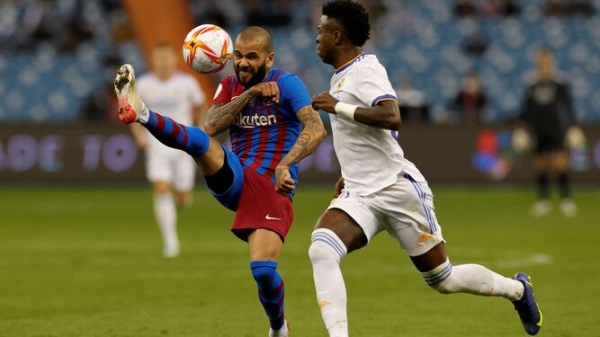 Dani Alves despeja el balón ante Vinicius en un Real Madrid-Barcelona.