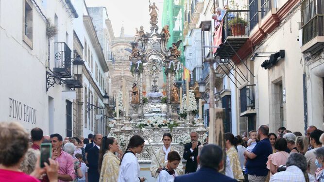 El paso con la Custodia, por la calle Palacios, poco después de salir de la Basílica de Nuestra Señora de los Milagros