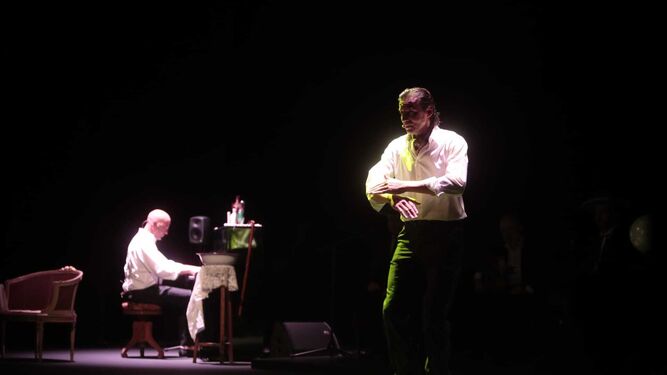 El bailaor El Junco con el músico Javier Galiana, el pasado mes en el Falla en el espectáculo sobre el centenario del concierto de Santa Cecilia.