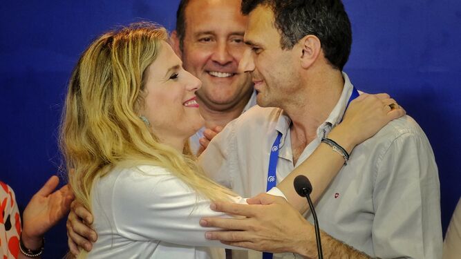 Ana Mestre abraza a Bruno García con el líder de los populares en el Ayuntamiento de Cádiz, Juancho Ortiz, al fondo.