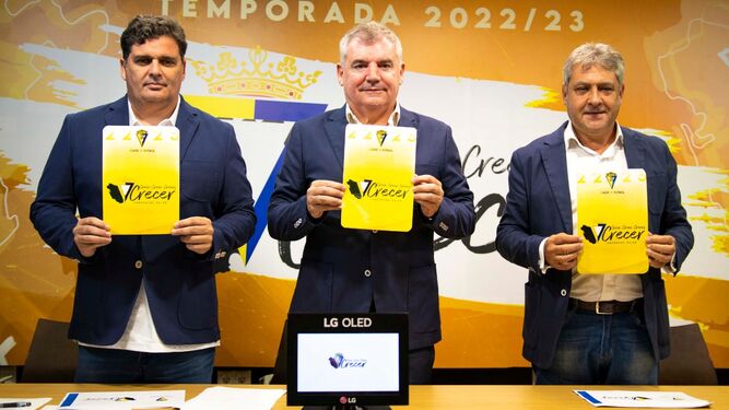 Vizcaíno (c), Contreras (i) y Mata en la presentación de la campaña.