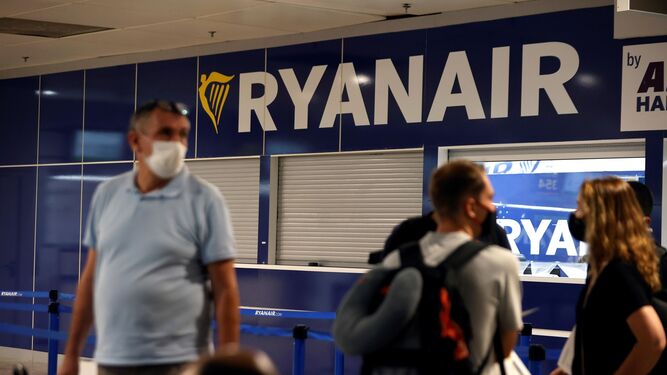 Mostrador de Ryanair en el aeropuerto Madrid-Barajas