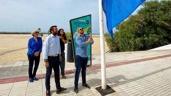 Acto oficial de izada de la bandera azul en Las Puntilla, el pasado domingo.