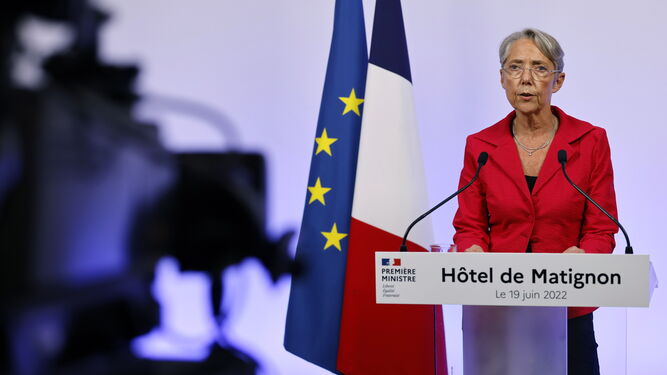 La primera ministra francesa, Élisabeth Borne, comparece tras conocerse los primeros resultados electorales.