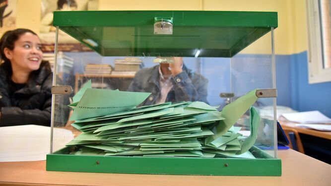 Una urna electoral en las elecciones andaluzas.