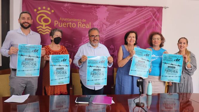 Olmedo (en el centro) junto a integrantes de la Plataforma Puerto Real Solidaria