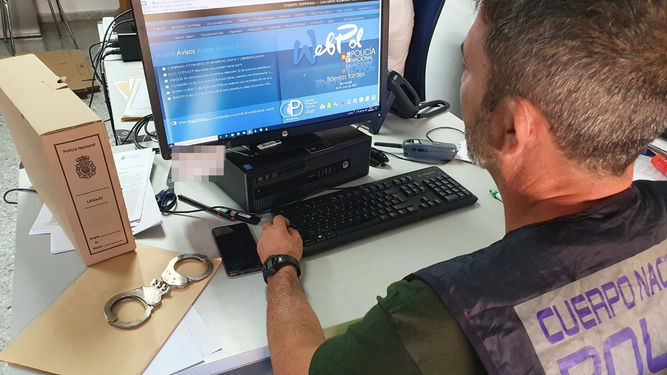 Un agente de la Policía Nacional trabaja en un ordenador.