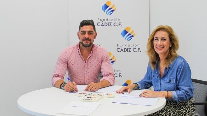 Mercedes Ravina (d) y Antonio Caro en la firma del acuerdo.